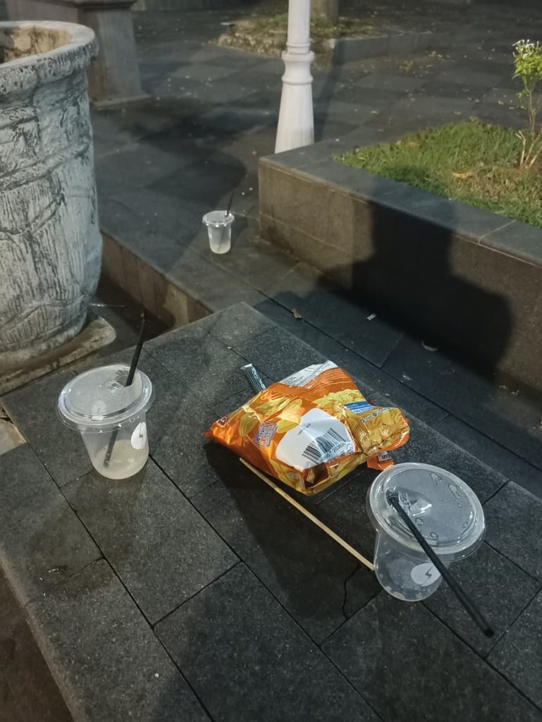 Sampah berserakan di Taman Jomantara, Majalengka