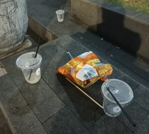 Sampah berserakan di Taman Jomantara, Majalengka