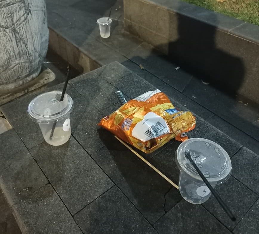 Sampah berserakan di Taman Jomantara, Majalengka